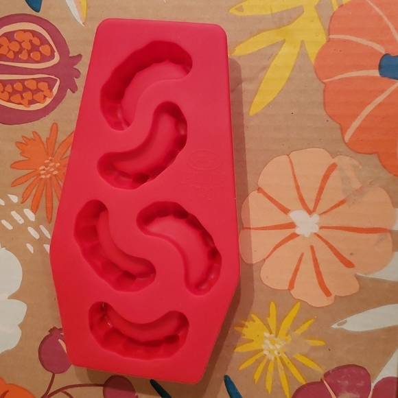 3/$30 Vampire teeth mold - Picture 2 of 3